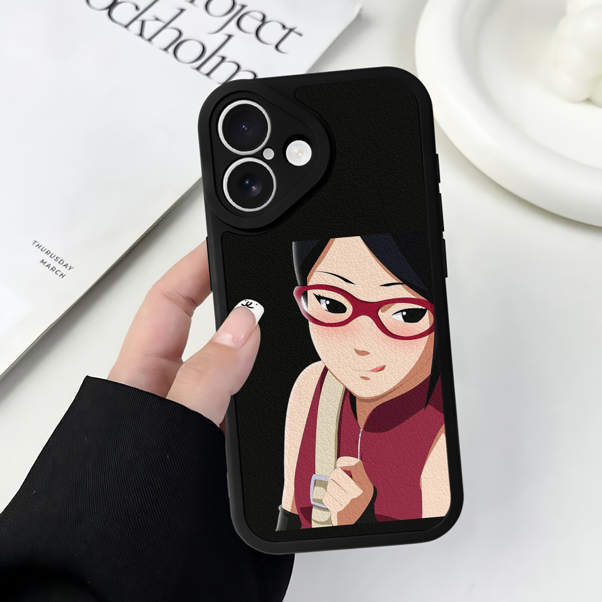 （画像用） NARUTO -ナルト- うちは サラダ Uchiha Sarada 【iPhone 16シリーズ対応】シリコンスマホケース（レザー調） 材質：シリコン